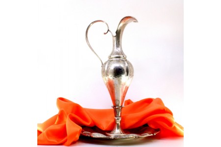 Jarro de água de pé alto em prata com prato relevado e aplicações na envolvência