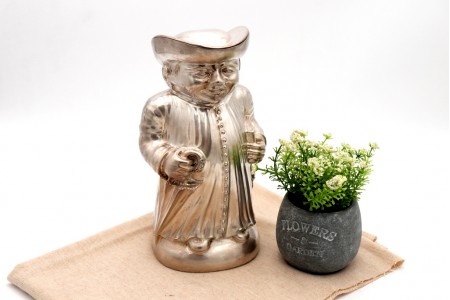 Jarro de vinho em forma de frade com pega e aplicações