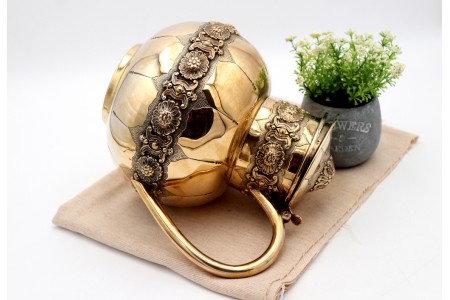  Jarro e água bojudo em prata dourada com relevos na tampa basculante 