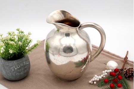 Jarro de água bojudo em prata liso com pega