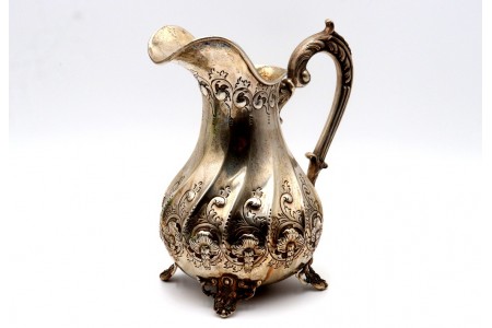 Jarro de água bojudo em prata com relevos em formato espiralado e concheado 