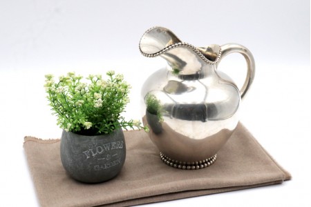 Jarro de água bojudo liso com pega e perlado no bordo e na base