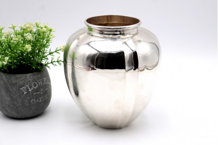 Pote bojudo em prata liso com frisos ao alto e bordo biselado.