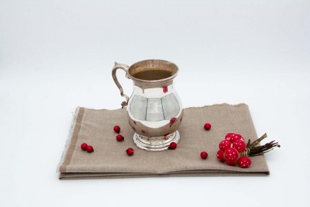 Jarro de água em prata lisa com asa relevada.