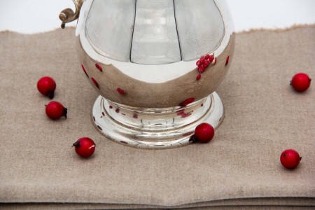 Jarro de água em prata lisa com asa relevada.