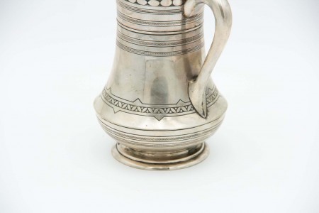 Jarro de água em prata relevada no rebordo com asa fixa