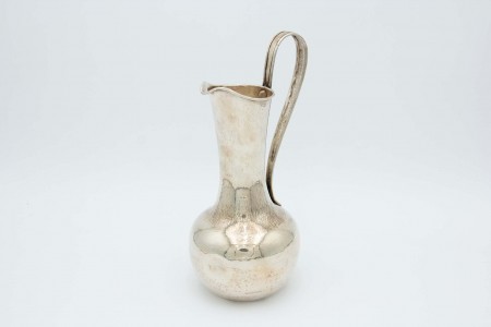 Jarro de vinho em prata martelada com asa fixa