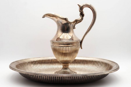 Lavanda e gomil em prata gomada e formato elíptico com gravação de heraldítica de escudo.