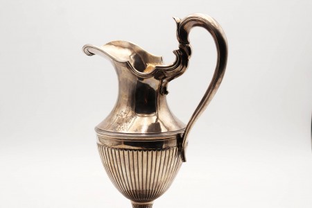 Lavanda e gomil em prata gomada e formato elíptico com gravação de heraldítica de escudo.