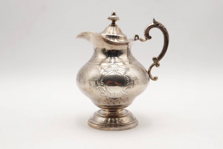  Leiteira em prata guilhochada com motivos florais gravados envolvendo cartela para monograma.