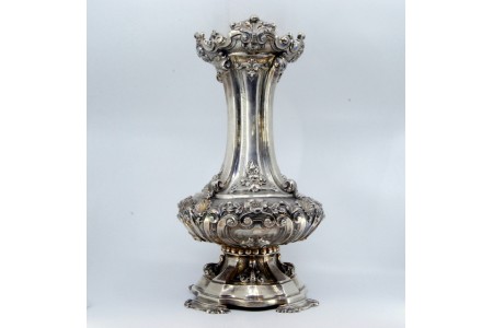 Jarrão em prata para flores ao estilo D. João V relevado com conchas e assente sobre quatro pés.