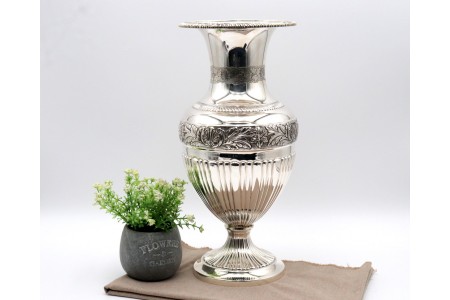 Jarrão em prata gomada com motivos florais e frisos no rebordo