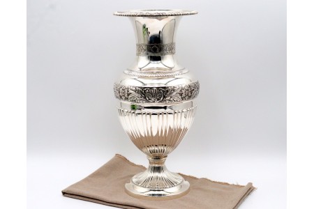 Jarrão em prata gomada com motivos florais e frisos no rebordo