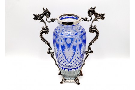 Jarra em vidro lapidado com estrutura em prata e aplicações