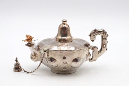 Lamparina em prata martelada com asa fixa e profusamente relevada