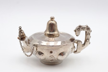 Lamparina em prata martelada com asa fixa e profusamente relevada