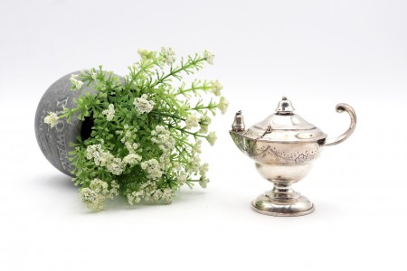 Lamparina em prata com gravados florais, asa fixa e apagador com corrente
