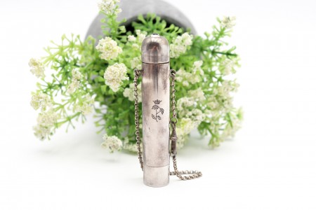 Pequena lanterna em prata com gravados e corrente de suspensão