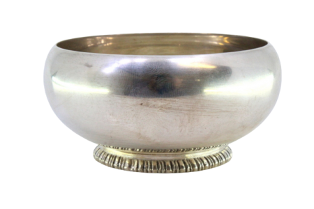 Lavabo em prata lisa com friso relevado na base.