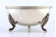  Lavabo em prata liso com relevos no rebordo e assente em três pés em forma de garras.