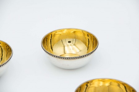 Conjunto de seis lavabos em prata dourados no interior