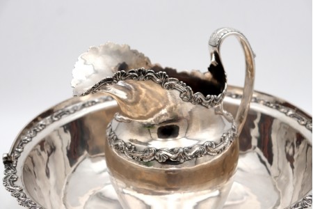 Lavanda com asa articulada e gomil em prata relevada nos bordos e aplicações com cartela para monograma.