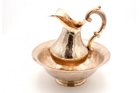 Lavanda com asa revelada e gomil em prata com gravados envolventes, frisos e aplicações.