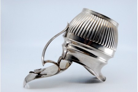 Leiteira em prata canelada em meio corpo com pomo na tampa e relevo na base.