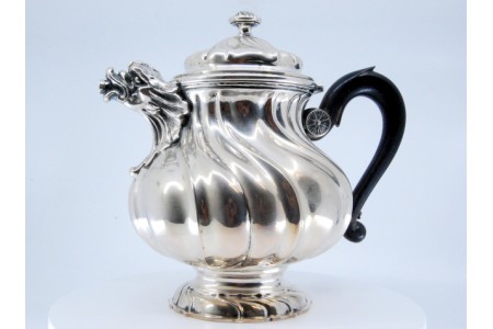 Bule em prata espiralado, tampa com charneira e cabo em madeira de castanho