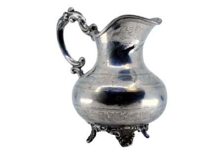 Jarro de água em prata com motivos vegetalistas gravados e assente em quatro pés relevados.