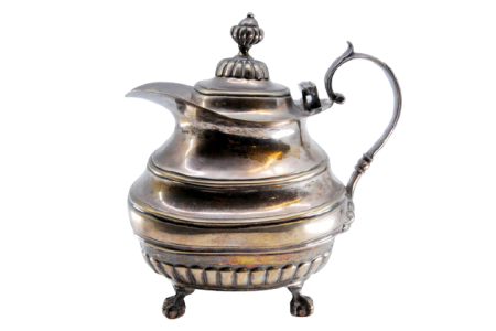 Bule liso no corpo superior e gomado na parte inferior, pomo na tampa e assente sobre quatro pés em forma de garras.