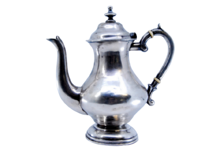 Cafeteira em prata lisa com pomo na tampa e assente sobre base redonda.