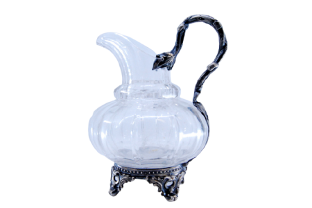 Jarro de água em vidro lapidado assente em estrutura de prata com quatro pés.