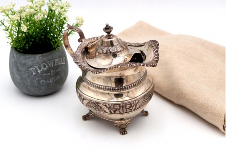 Leiteira em prata com relevos e aplicações