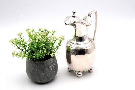 Leiteira em prata ao estilo D. Maria com frisos na tampa no pomo e base