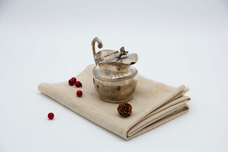 Leiteira em prata de asa perdida relevada, friso na envolvência e pomo na tampa basculante em forma de bolota.