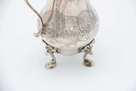Leiteira em prata relevada com três pés alteados de suporte