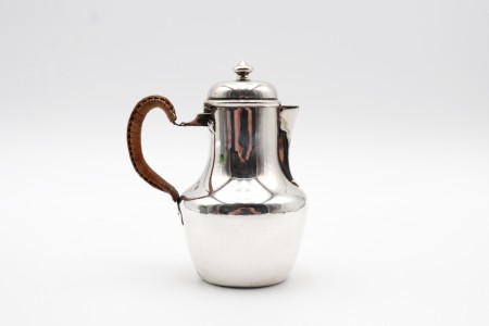 Leiteira em prata lisa com asa fixa empalhada de vime e aplicação de pomo 