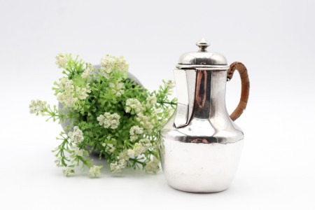 Leiteira em prata lisa com asa fixa empalhada de vime e aplicação de pomo 