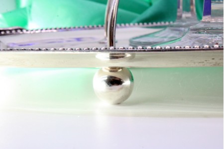 Licoreiro em vidro gravado a acido com quatro copos e bandeja em prata perlada 