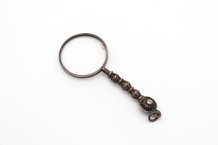 Pequena lupa em prata recortada e argola de suspensão