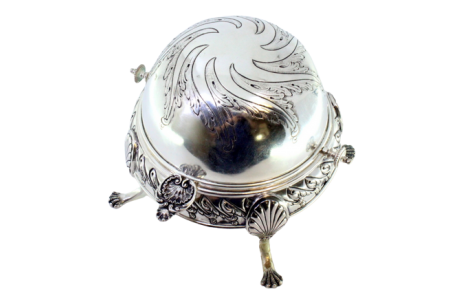 Manteigueira em prata com gravados e relevos na envolvência, tampa basculante 