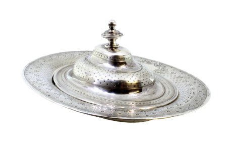 Manteigueira oval em prata guilhochada de forma elíptica com pomo frisado 