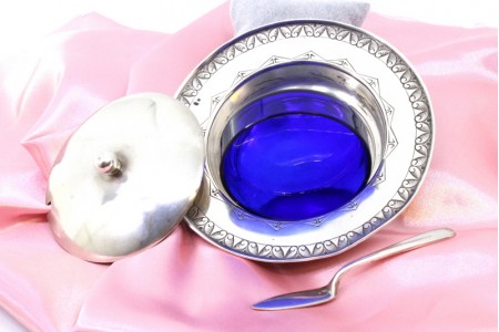  Manteigueira em prata com gravados na envolvência, alma em vidro azul