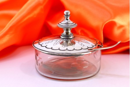  Manteigueira com tampa em prata com relevos e pomo perlado, alma em vidro lapidado e faca.