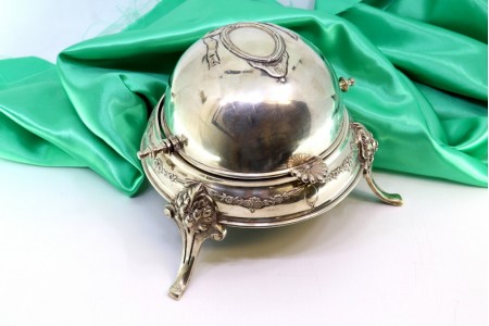 Manteigueira de prata com alma em vidro e gravados na envolvência assente