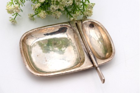 Manteigueira de prata martelada com dois depósitos e faca