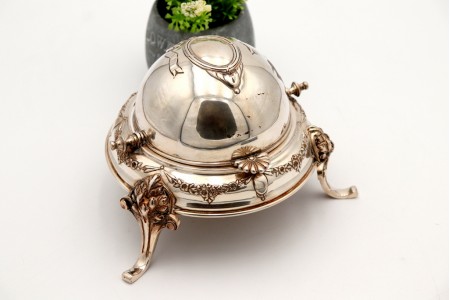 Manteigueira em prata com relevos e aplicações alma em vidro e cartela para monograma na tampa.