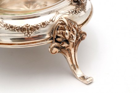 Manteigueira de prata com relevos e aplicações alma em vidro e cartela 