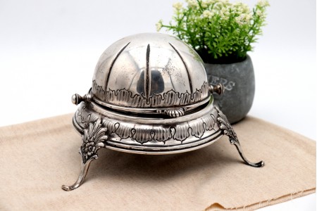 Manteigueira em prata com alma em vidro e gravados na envolvência, assente sobre três pés alteados